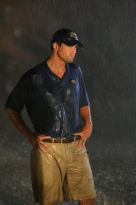Coach Taylor ne recule devant rien... Séance d'entraînement improvisée en pleine nuit et sous la pluie