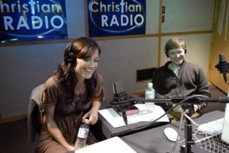 Lyla et Chris Kennedy (Matt Czuchry) à la radio chrétienne
