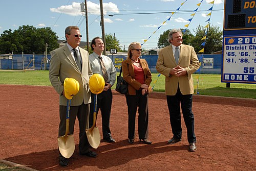 Lucy Rodell, maire de Dillon et Buddy Garrity inaugurent les nouveaux aménagements pour les Panthers
