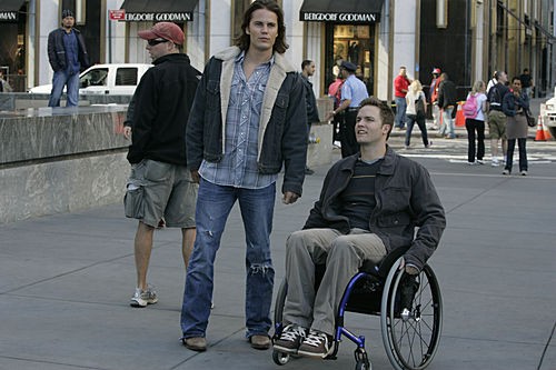 Tim (Taylor Kitsch) accompagne Jason (Scott Porter)  à New York