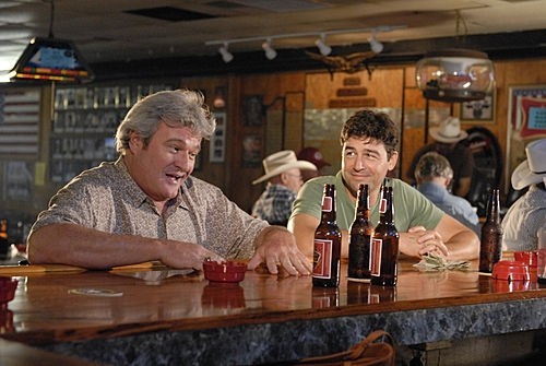 Buddy Garrity et Eric Taylor partage un moment au bar