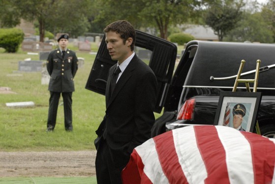 Matt Saracen devant le cercueil de son père 