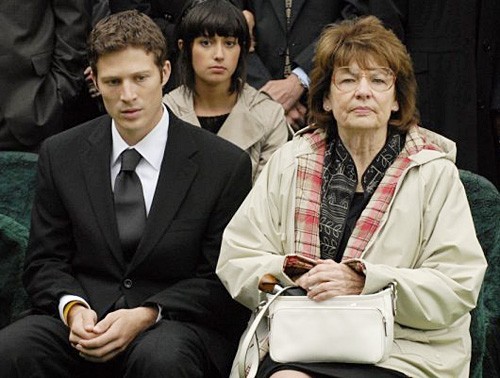 Matt Saracen avec sa grand mère au funérailles de son père