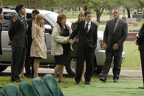 La famille Saracen arrivant au funérailles d'Henry Saracen