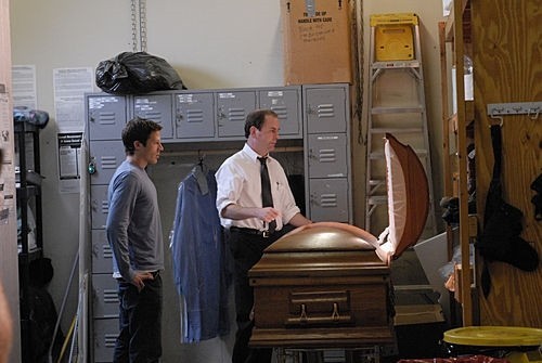 Matt devant le cercueil ouvert de son père