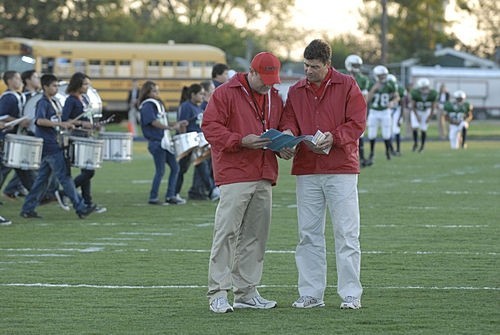 Coach Taylor avec son coach assistant