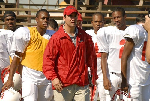 Coach Taylor et ses joueurs lors d'un entrainement 