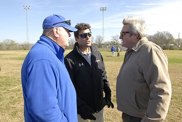 Eric et Buddy rencontre le coach MacGil pour préparer le match Panther/Lions