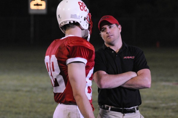 Le coach assistant Billy Riggins