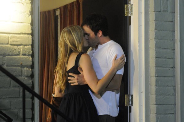 Julie Taylor embrasse son nouveau petit ami