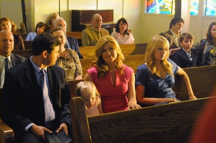 La famille Taylor assiste à la messe dominicale 