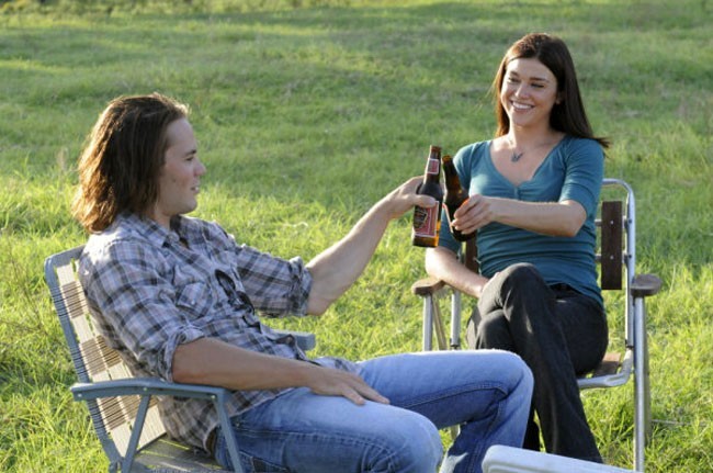 Tim Riggins et Tyra Collette partage une bière ensemble